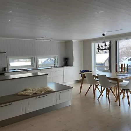 Holiday home Nyere Flott Med In/out Pa Overoye